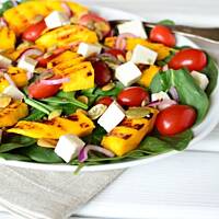 Sałatka z grillowaną dynią, szpinakiem i fetą