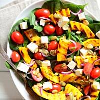 Sałatka z grillowaną dynią, szpinakiem i fetą