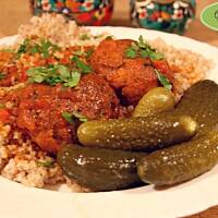 Klopsiki drobiowe z sosem pomidorowym i kaszą