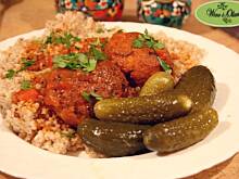 Fot. Monica W&O, Klopsiki drobiowe z sosem pomidorowym i kaszą