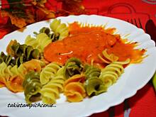 Fot. makusia, Filet z piersi kurczaka w sosie szałwiowo pomidorowym na kolorowych świdrach