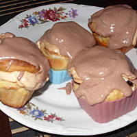 Drożdżowe babeczki z czeko-powidłami i czekoladowo-mlecznym lukrem