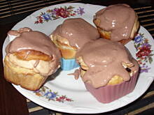 Fot. OwocowaSałateczka, Drożdżowe babeczki z czeko-powidłami i czekoladowo-mlecznym lukrem