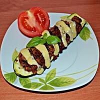 Zapiekana cukinia faszerowana mięsem