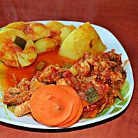 Duszona pekinka z cukinią,pieczarkami i kurczakiem