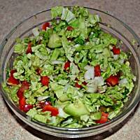 Surówka z pekinki z brokułem,papryką i ogórkiem