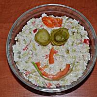 Sałatka z ryżem i wędzonym kurczakiem