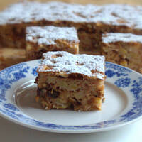 Beztłuszczowe proste i pyszne ciasto jabłkowe z bakaliami