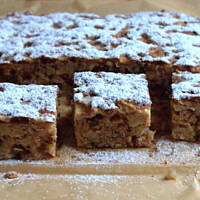 Beztłuszczowe proste i pyszne ciasto jabłkowe z bakaliami