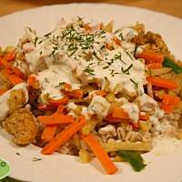 Pęczak z kurczakiem gyros, warzywami oraz sosem koperkowo-czosnkowym