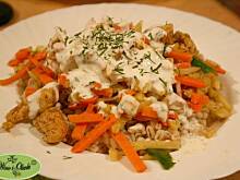 Fot. Monica W&O, Pęczak z kurczakiem gyros, warzywami oraz sosem koperkowo-czosnkowym