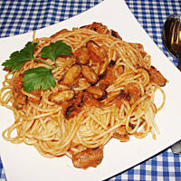 Spaghetti  z mulami w sosie winno pomidorowym