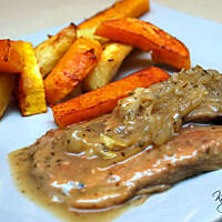 Bitki wieprzowe w cydrze z pieczoną dynią i ziemniakami