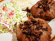 Fot. Mama - Różyczki, Befsztyk z mięsa mielonego z cebulką i grzybkami