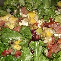 sałatka z mango i orzechami