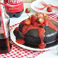 Ciasto z coca coli z aksamitną polewą i truskawkami