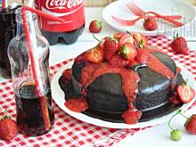 Fot. MIENTA, Ciasto z coca coli z aksamitną polewą i truskawkami