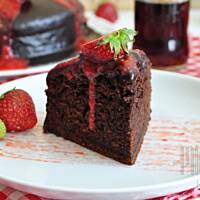 Ciasto z coca coli z aksamitną polewą i truskawkami