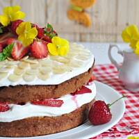 Pełnoziarnisty torcik z twarożkiem i truskawkami