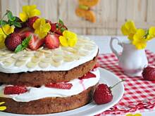 Fot. MIENTA, Pełnoziarnisty torcik z twarożkiem i truskawkami