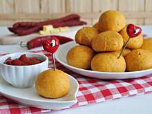 Fot. MIENTA, Paprykowe kuleczki z kabanosem i serem