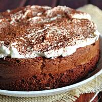 Czekoladowa chmura z malinami i bananem