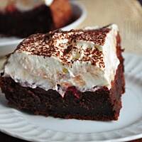 Czekoladowa chmura z malinami i bananem