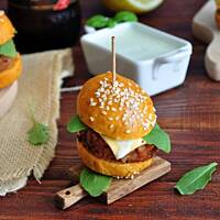 Mini burgery ryżowo-paprykowe z sosem bazyliowo-cytrynowym