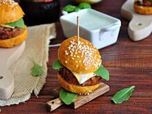 Fot. MIENTA, Mini burgery ryżowo-paprykowe z sosem bazyliowo-cytrynowym