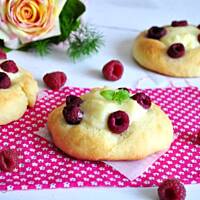 Drożdżówki z budyniem i malinami