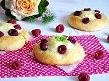 Fot. MIENTA, Drożdżówki z budyniem i malinami