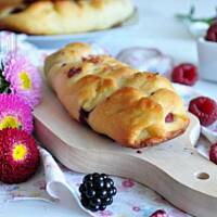 Drożdżówki z malinami,  jeżynami i różanym cukrem