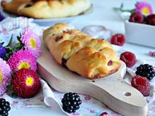 Fot. MIENTA, Drożdżówki z malinami,  jeżynami i różanym cukrem