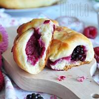 Drożdżówki z malinami,  jeżynami i różanym cukrem