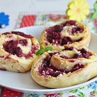 Drożdżówki z malinami i twarożkiem