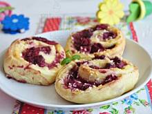 Fot. MIENTA, Drożdżówki z malinami i twarożkiem