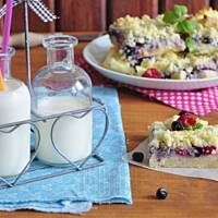 Kruche z budyniem, owocami i mleczną kruszonką