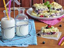 Fot. MIENTA, Kruche z budyniem, owocami i mleczną kruszonką