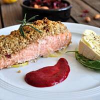 Łosoś w orzechach z malinami i camembertem