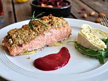 Fot. MIENTA, Łosoś w orzechach z malinami i camembertem