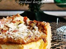 Fot. Mloda, Sernik z brzoskwiniami, kajmakiem i orzechami brazylijskimi