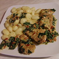 Polędwiczki wieprzowe na sosie ze szpinaku i suszonych pomidorów