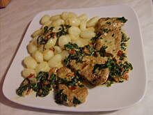 Fot. dominikia, Polędwiczki wieprzowe na sosie ze szpinaku i suszonych pomidorów