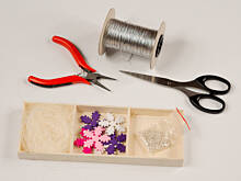 Fot. Wkn, Jak zrobić i zapakować choinkowe ozdoby z drewnianych kolczyków?