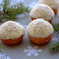 Muffinki kokosowe w polewie z białej czekolady