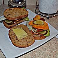 Grillowana kanapka z kotletem i chipsami