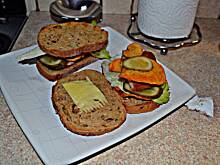 Fot. Duusiak, Grillowana kanapka z kotletem i chipsami