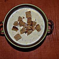 Zupa serowo-porowa z grzankami