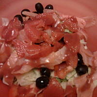 Sałata z łososiem i owocowym dressingiem