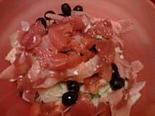 Fot. Dżanina Fonda, Sałata z łososiem i owocowym dressingiem